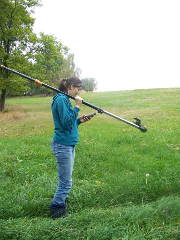 Praktikantin Rebekka bei der Aufsuche von Wildapfelstandorten